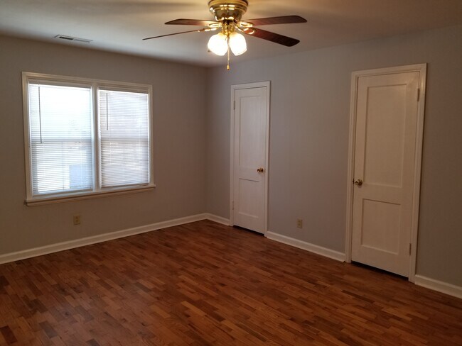 Bedroom with 2 closets - 1421 E Division St