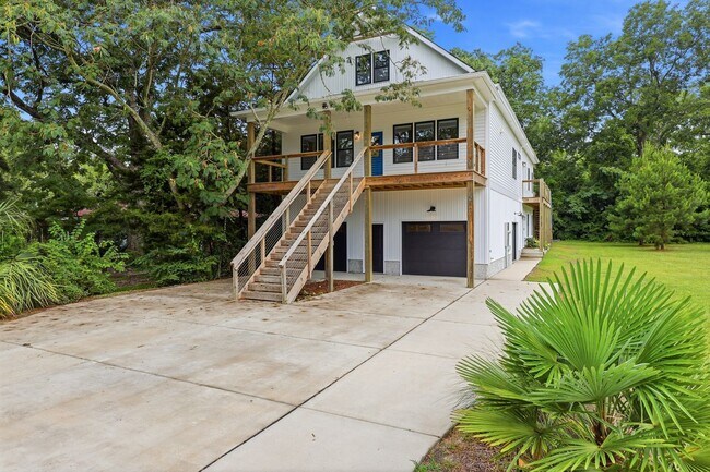 Building Photo - Custom Home in Seagate | 4 Bedrooms • 3 Bathrooms • Minutes to Wrightsville Beach