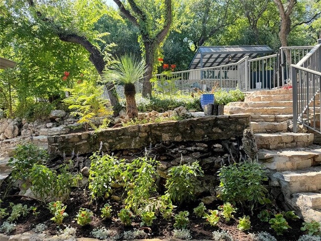 Building Photo - 806 Rock Creek Dr