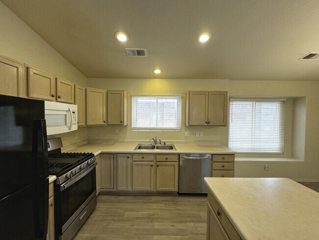 Building Photo - 7152 Elk Creek Rd NE