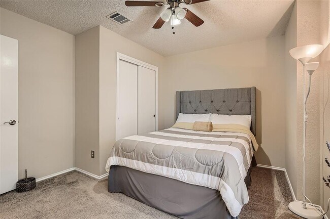 Building Photo - 7023 Riverton Dr