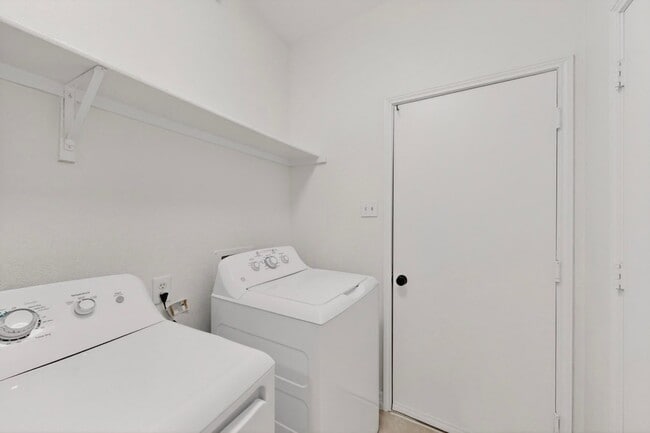 Building Photo - 817 Edmonton Dr