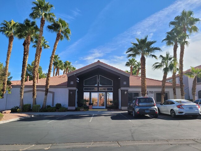 Building Photo - Gorgeous Henderson Condo with garage!