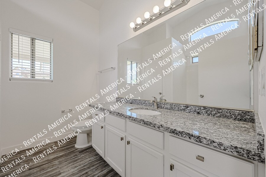 Building Photo - 4930 W Desert Dr