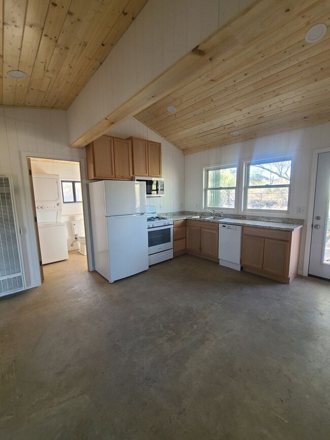 Building Photo - $500 OFF! NEWLY RENOVATED STUDIO W/ WASHER...