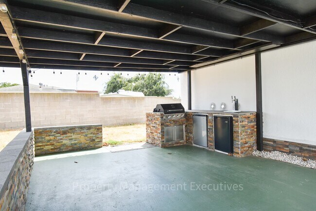 Building Photo - 3 Bedroom, 2 Bath House with Large Backyard