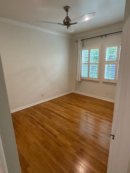 Building Photo - 1057 Masselin Ave