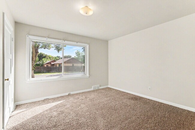 Building Photo - Great Home ready now Great Neighborhood!