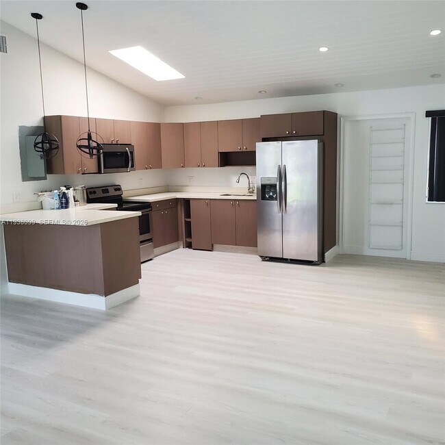 Building Photo - 326 NE 118th St