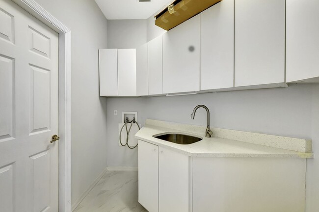 Building Photo - A BOATER'S PARADISE WITH THIS STUNNING 3 B...