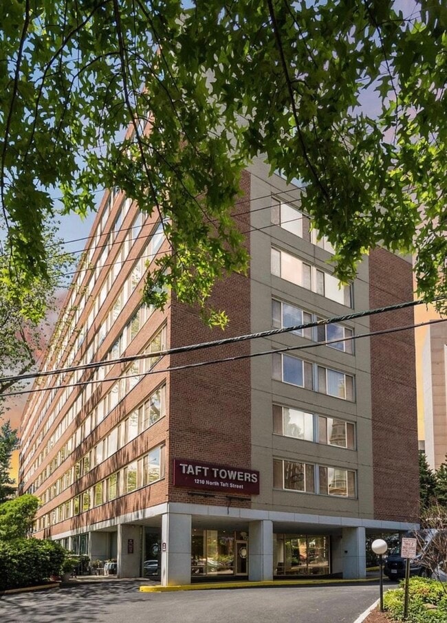 Building Photo - 1210 N Taft St