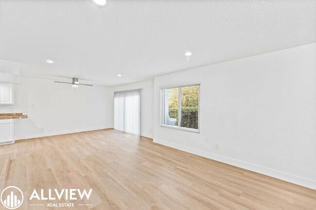 Building Photo - Upgraded 3 Bedroom Townhome in the Gated C...