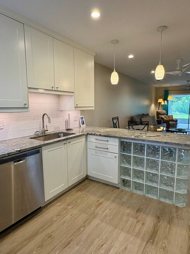 Building Photo - WATERFRONT 2/2 Condo in Stuart