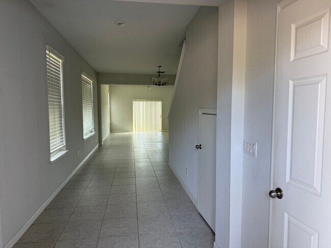 Building Photo - Stunning 2 story home in Ocoee