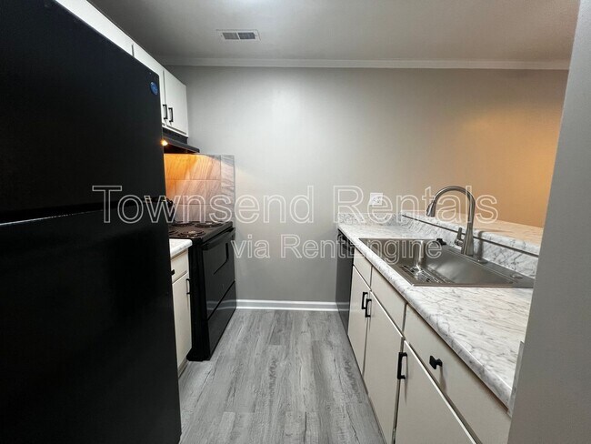 Building Photo - 5850 Century Oaks Dr