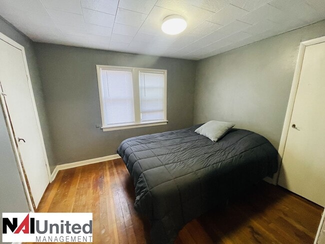 Building Photo - 5 bedroom, 2.5 bath home located on the We...