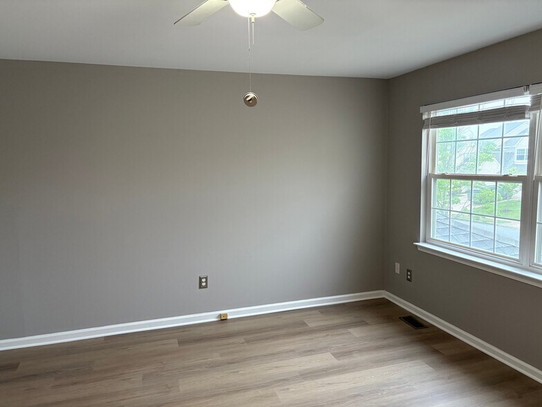 Building Photo - 2403 Doral Dr