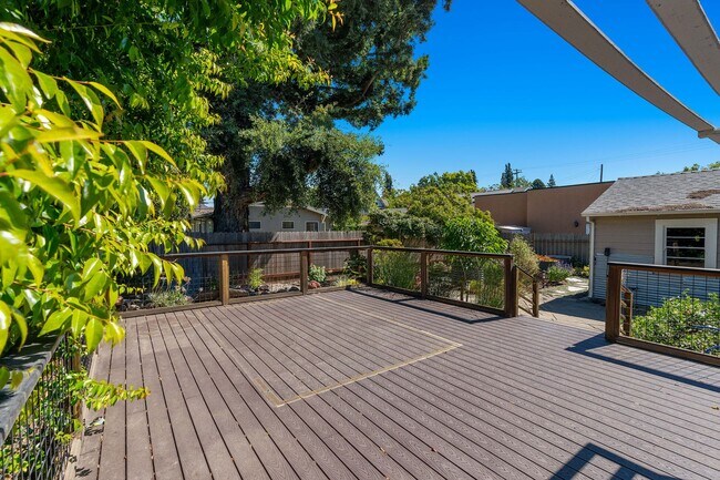 Building Photo - Downtown Napa 3 bed 2 bath single level home