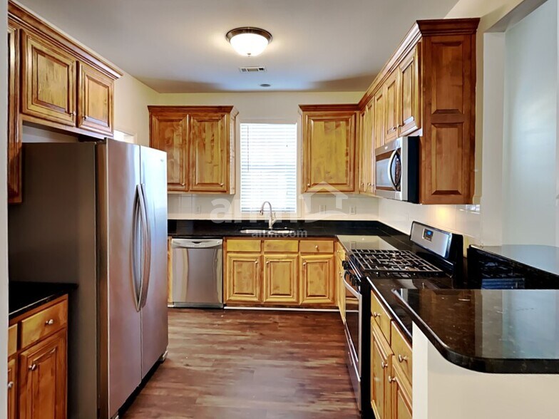 Building Photo - 192 Greenview Dr