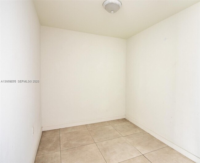 Building Photo - 401 N Birch Rd