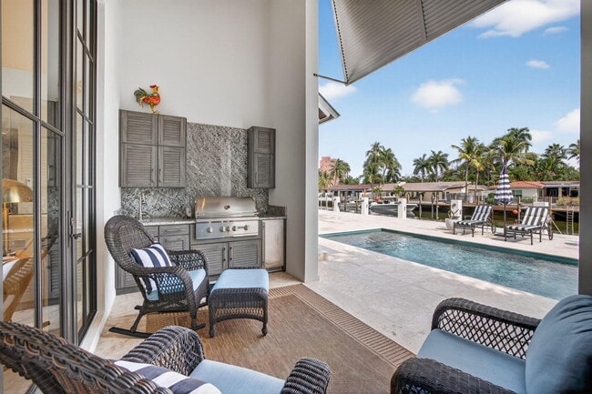 Building Photo - 400 Mola Ave