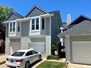 Building Photo - Updated Townhome w/ garage and Fenced Pati...