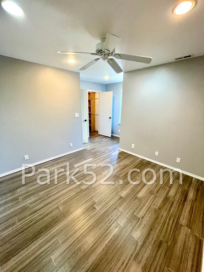 Building Photo - 4 Bedroom Single Family Home