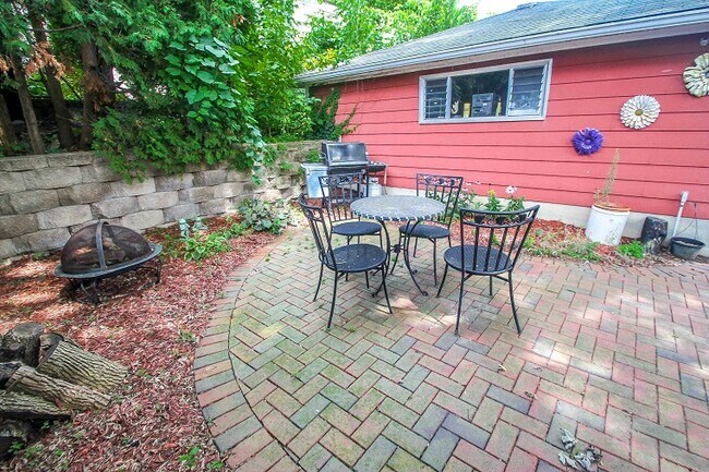 Lovely Private Backyard next to garage - 1700 E Menlo Blvd