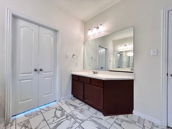 Building Photo - Bright & Beautiful 4 Bed, 3.5 Bath Home with Room for Everyone