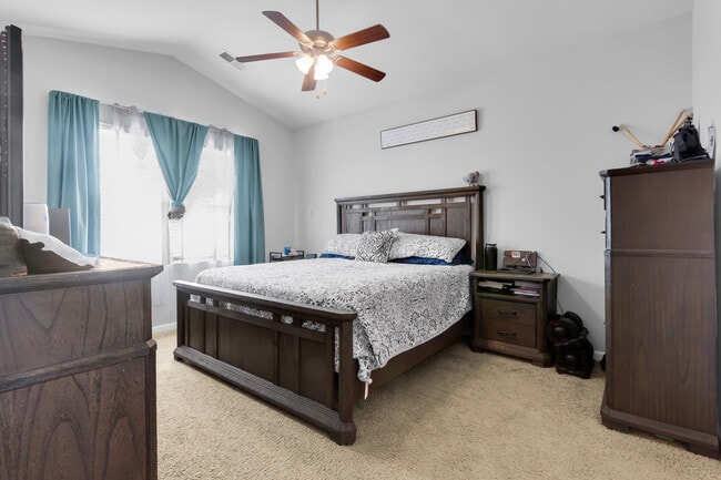 Building Photo - 402 Isabelle St