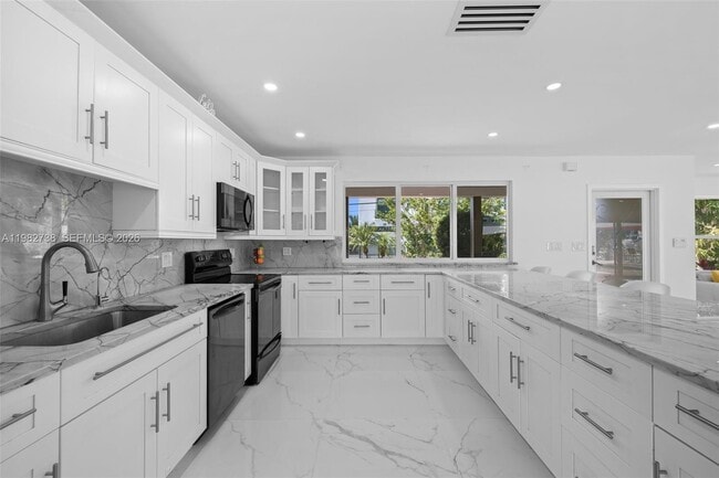 Building Photo - 2816 NE 35th St