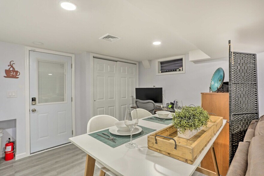 Building Photo - 79 Pehle Ave