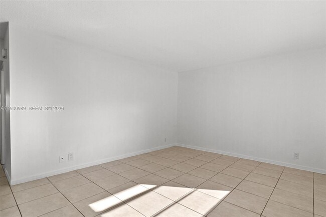 Building Photo - 4140 Woodside Dr