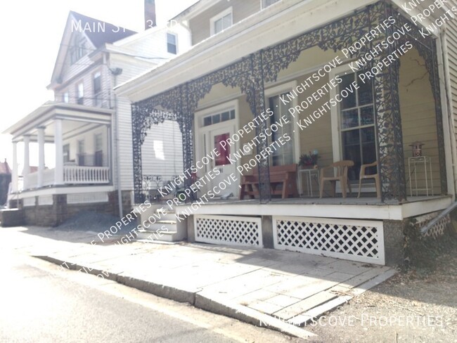 Building Photo - Beautiful, large historic home with origin...
