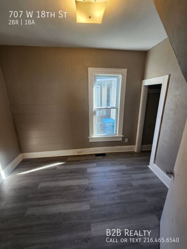 Building Photo - 707 W 18th St