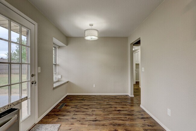 Building Photo - 816 N Briarcliff Dr
