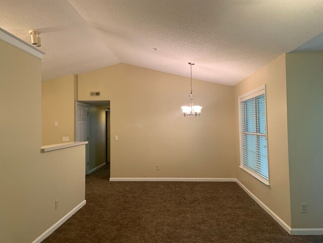 Building Photo - 2 BR Lawndale condo--water included!