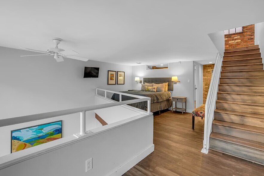 Building Photo - 121 S Main St