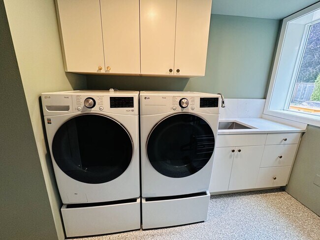 Building Photo - Le and Delisi - Bellevue Duplex