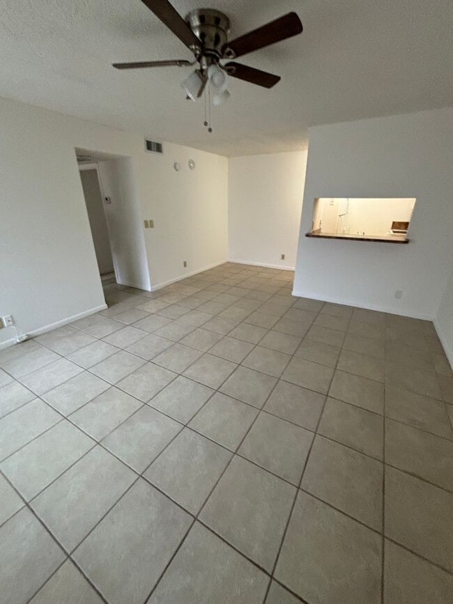 Building Photo - Great apartment and Location in CORAL SPRING