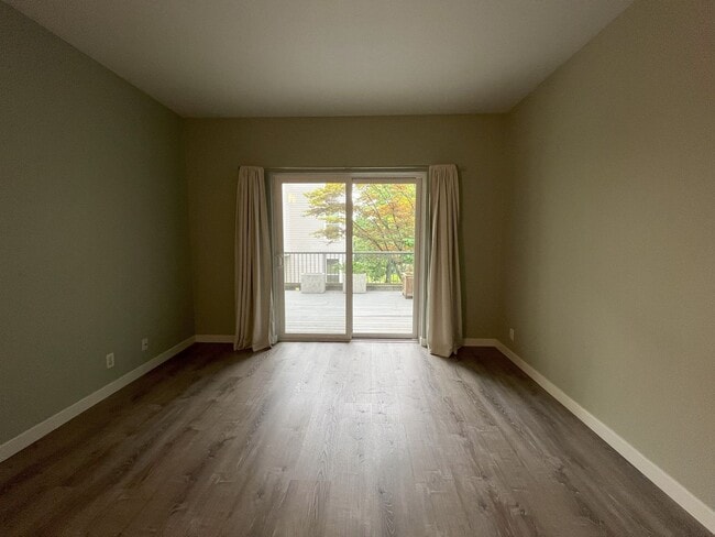 Building Photo - 1BD/1BA RiverPlace Condo - Secure Parking Included. Walk to OHSU, Waterfront, Shops & Restaurants.