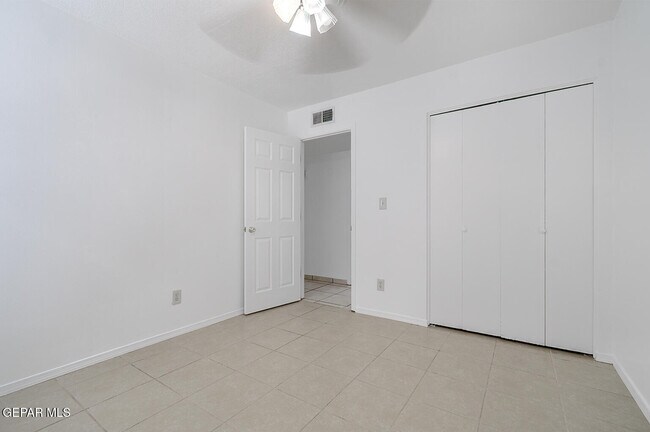 Building Photo - 3536 E Glen Dr