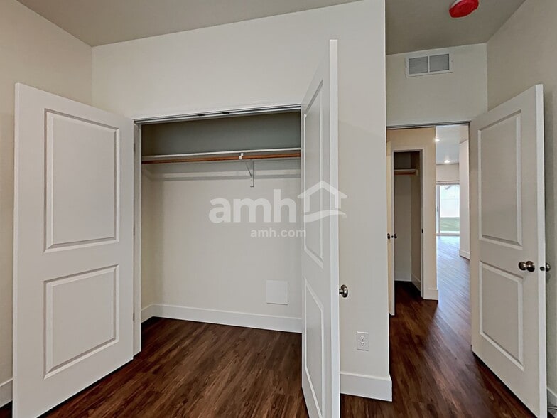 Building Photo - 9472 W Chino St
