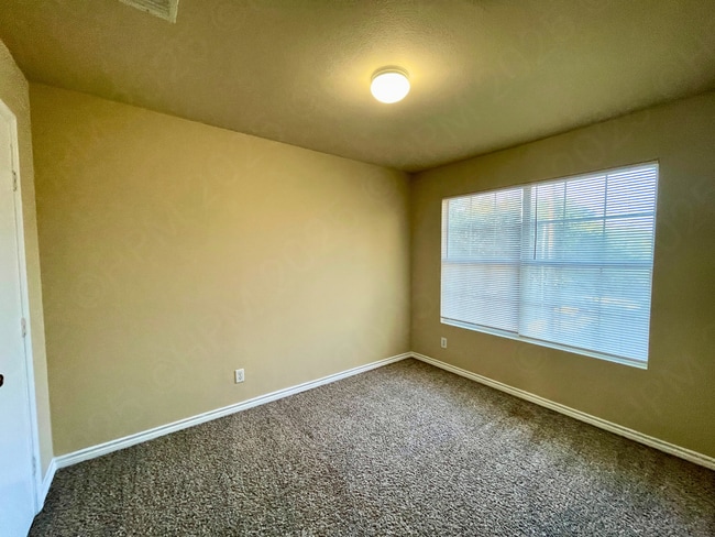 Building Photo - Move-In Special! 3-Bed, 2.5-Bath Townhouse...