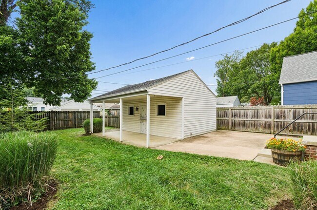 Building Photo - 557 E Royal Forest Blvd