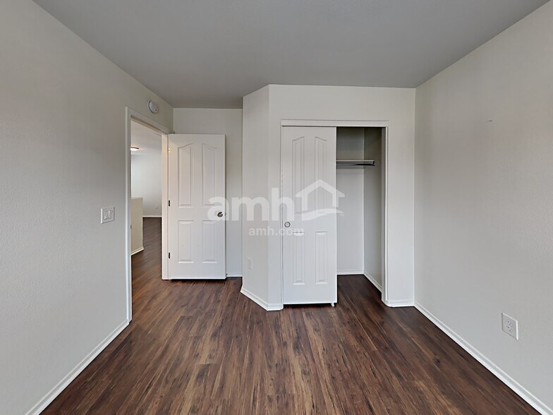 Building Photo - 562 W Paseo Celestial