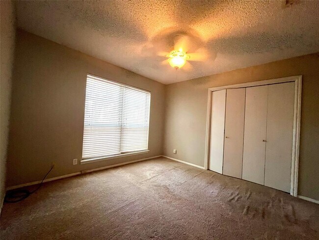 Building Photo - 2307 Monarch Dr