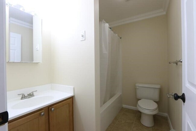 Building Photo - 6 Guild St