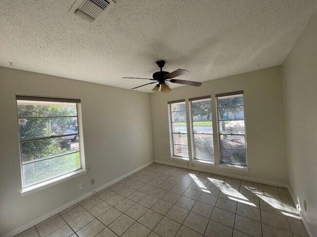 Building Photo - 2206 Kenbridge Dr