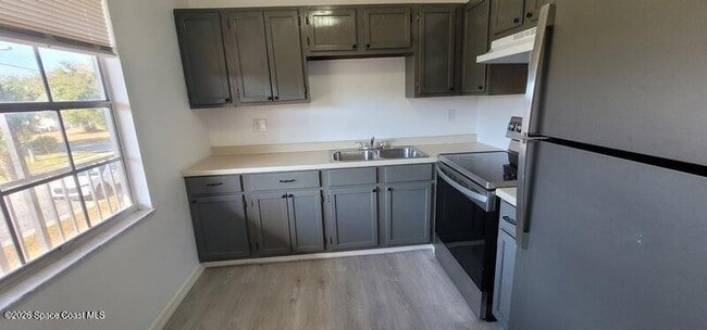 Building Photo - 556 Titus St